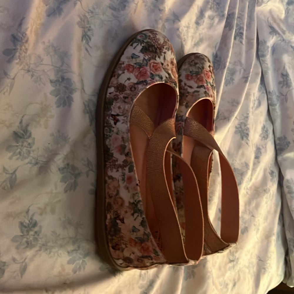 Floral pattern girls shoes